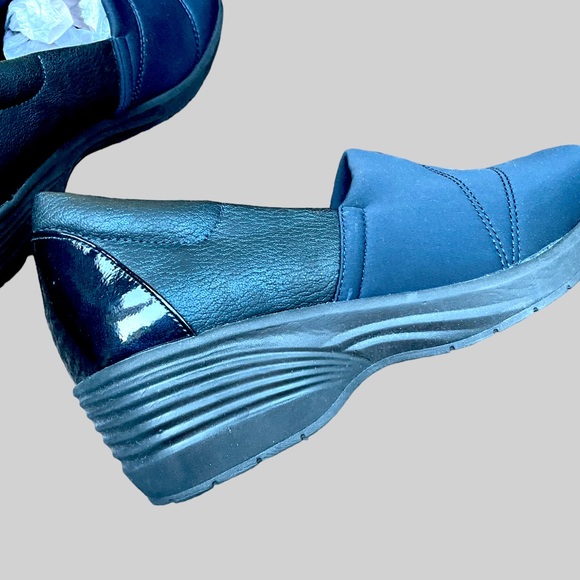 🌺NEW! SoLite Slip On Shoes (wide width) - Picture 4 of 10